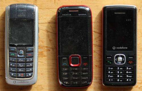 R1 START - 3 X CELLPHONES - ONLY SILVER NOKIA WORKS - OTHERS ????