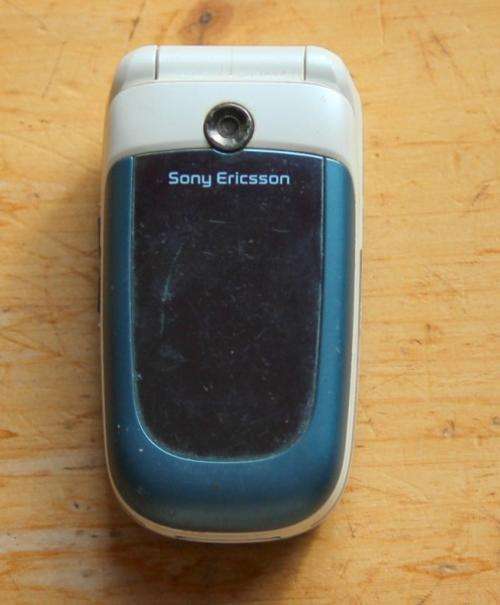 R1 START - SONY ERICSSON FLIP PHONE + CHARGER