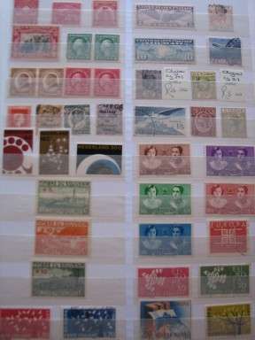 R1!!!!! - 650+ QUALITY STAMPS IN A TOP QUALITY ALBUM -SEE PICS!!!!!