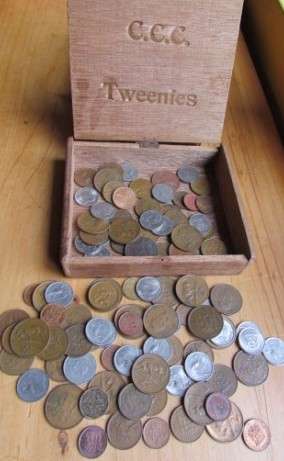 R1 START - SMALL WOODEN BOX C.C.C TWEENIES + RSA COINS ASSORTED