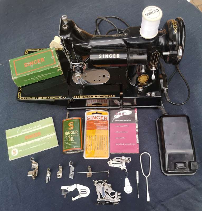 Stunning 1954 Singer 222k Free Arm Featherweight Sewing Machine - The Queen of Singers!