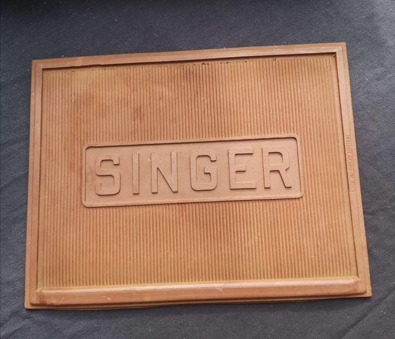 Stunning 1954 Singer 222k Free Arm Featherweight Sewing Machine - The Queen of Singers!