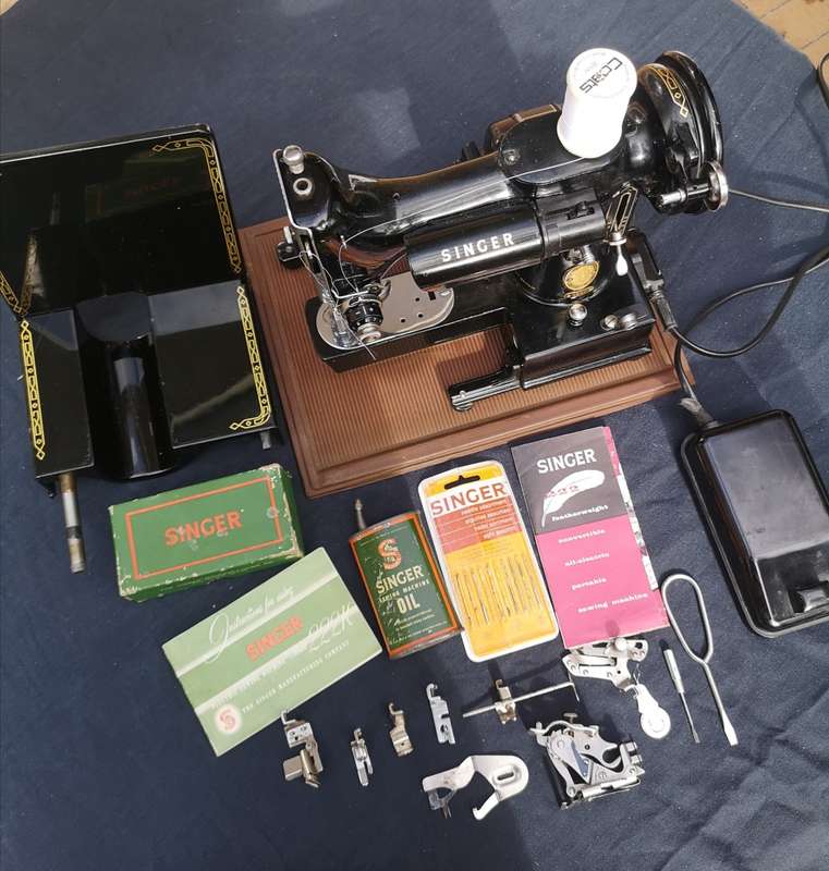 Stunning 1954 Singer 222k Free Arm Featherweight Sewing Machine - The Queen of Singers!