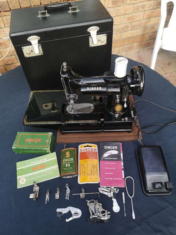 Stunning 1954 Singer 222k Free Arm Featherweight Sewing Machine - The Queen of Singers!