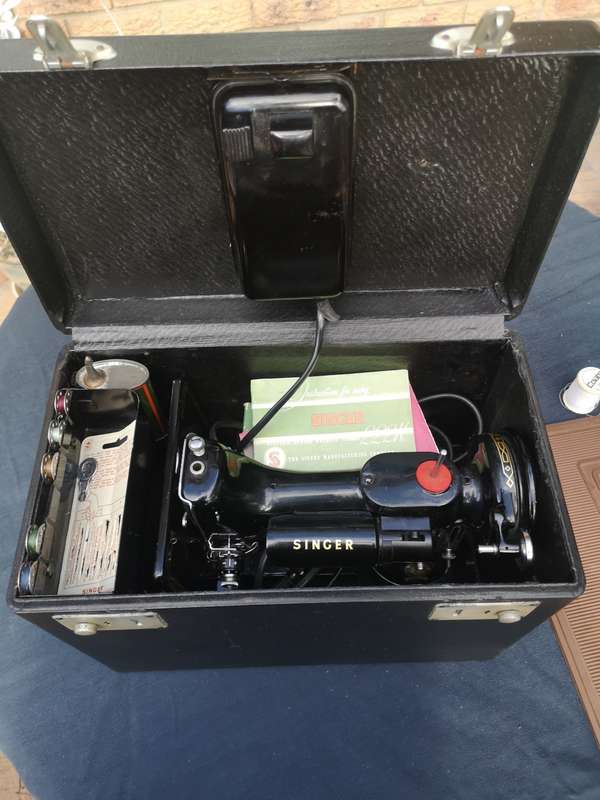 Stunning 1954 Singer 222k Free Arm Featherweight Sewing Machine - The Queen of Singers!