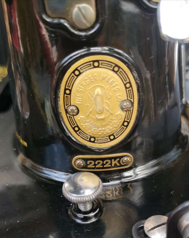 Stunning 1954 Singer 222k Free Arm Featherweight Sewing Machine - The Queen of Singers!
