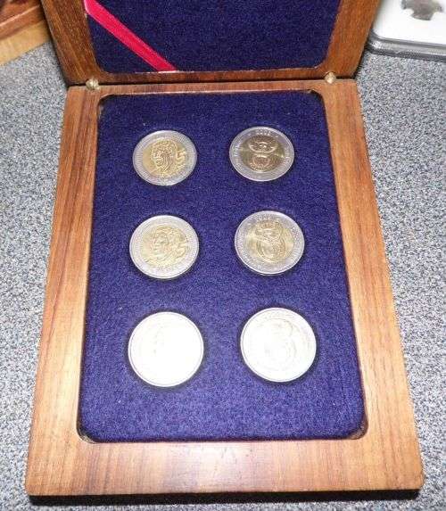 Kiaat display case Plus 6 x Mandela 90th Birthday coins