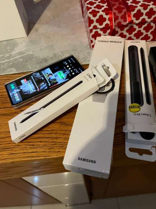 Brand New Samsung Galaxy Fold Z3 5g dual sim,2 free S pens plus Free New Galaxy Watch 4 box unopened