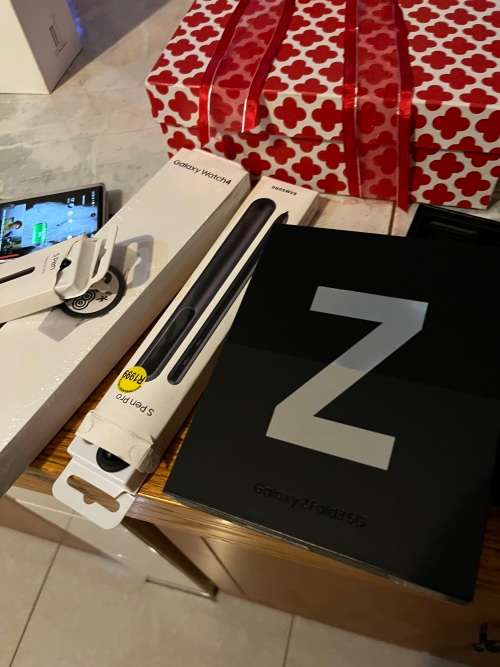 Brand New Samsung Galaxy Fold Z3 5g dual sim,2 free S pens plus Free New Galaxy Watch 4 box unopened