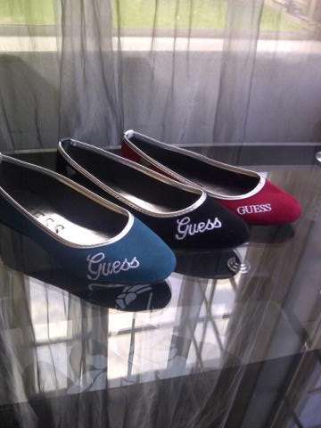 GUESS PUMPS