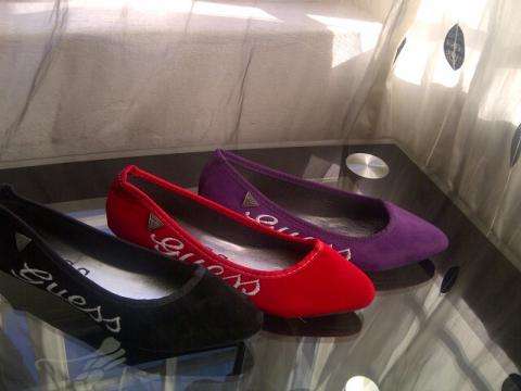 GUESS PUMPS