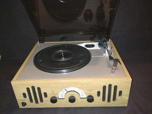Turntable Record Player (Retro Look Pine Finish) 3 speeds 33, 45, 78