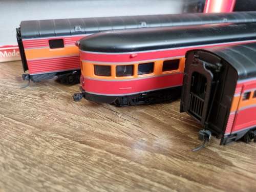 H0 Scale - Passenger cars in Southern Pacific livery.