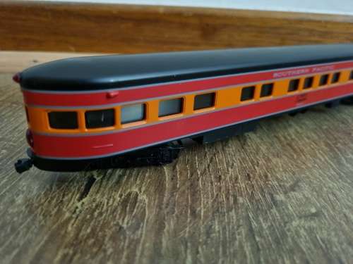 H0 Scale - Passenger cars in Southern Pacific livery.