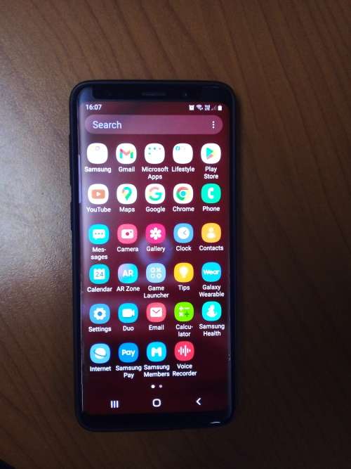 Samsung S9 Black 64GB (Small crack on bottem left of screen - doesn`t affect working)