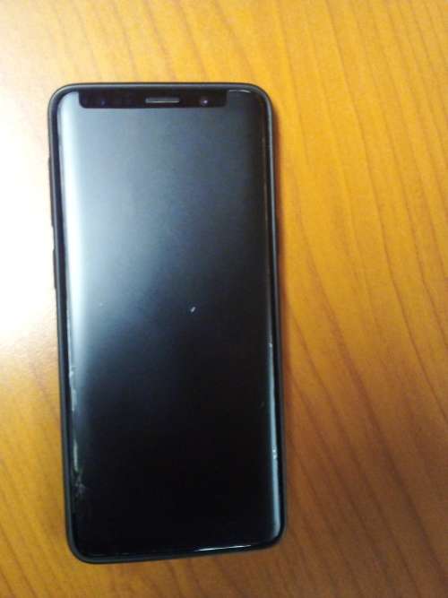 Samsung S9 Black 64GB (Small crack on bottem left of screen - doesn`t affect working)