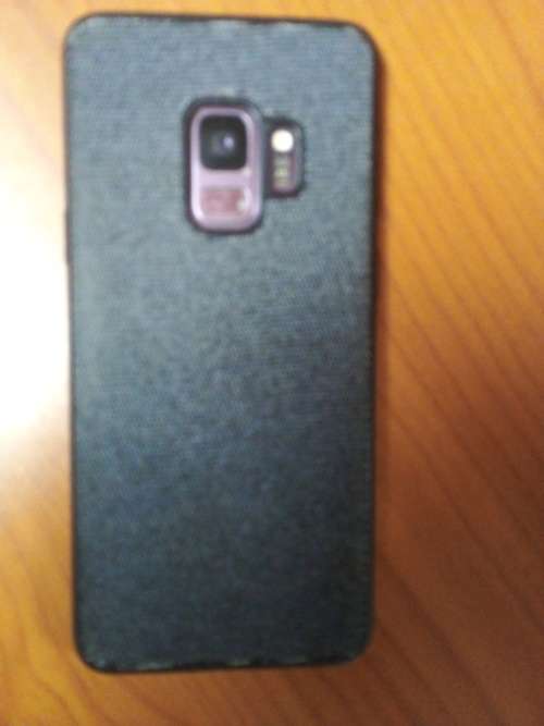 Samsung S9 Black 64GB (Small crack on bottem left of screen - doesn`t affect working)
