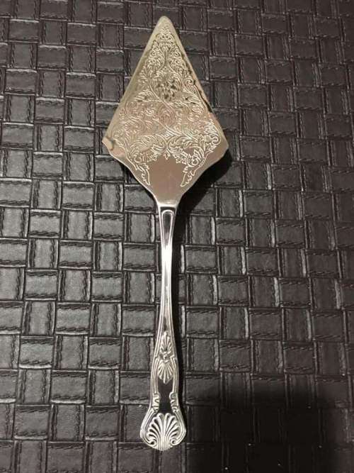 Lovely Kings pattern silver plated cake lifter