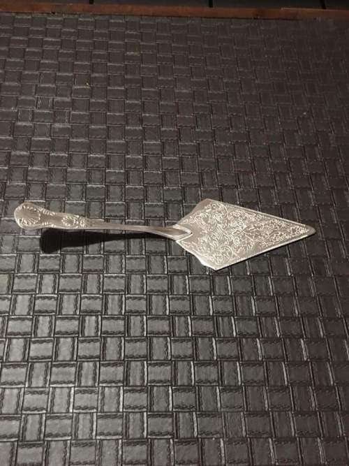 Lovely Kings pattern silver plated cake lifter