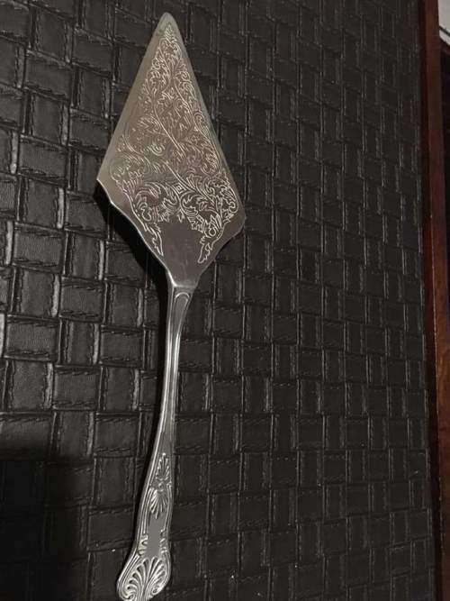 Lovely Kings pattern silver plated cake lifter
