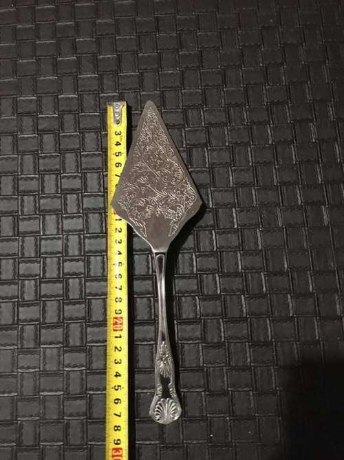 Lovely Kings pattern silver plated cake lifter