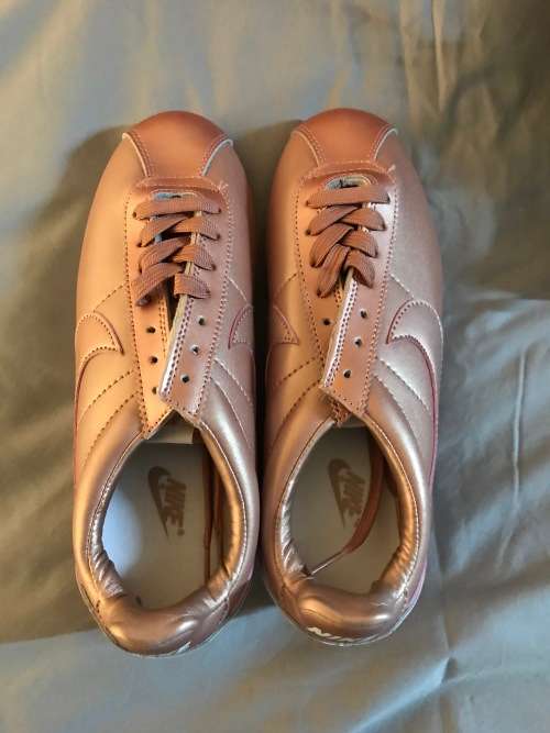 NIKE ROSE GOLD SNEAKERS SIZE 7