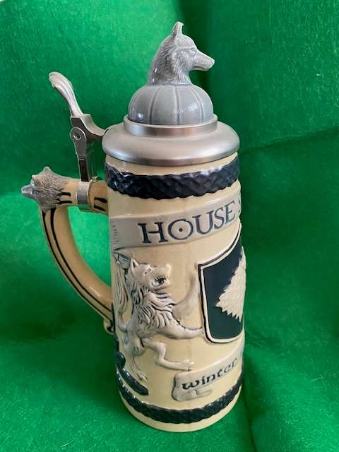 GAME OF THRONES HOUSE OF STARK RELIEVE. CERAMIC STEIN WITH CAP MU