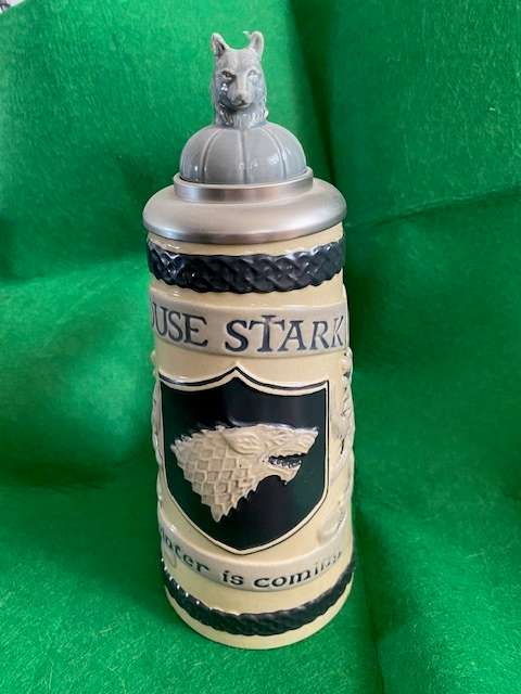 GAME OF THRONES HOUSE OF STARK RELIEVE. CERAMIC STEIN WITH CAP MU