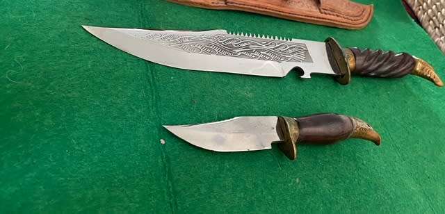 MEXICAN KNIFE WITH ENGRAVING AND BIRD DETAIL ON HANDLE  WITH MINIATURE