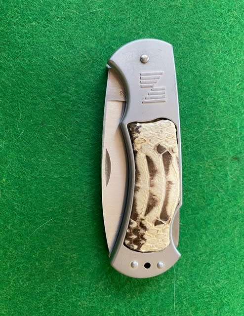 STAINLESS STEEL FOLDING KNIFE WITH ALIGATOR SKIN ON HANDLE