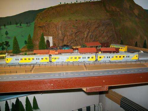 HO SCALE  SAR METRO TRAIN
