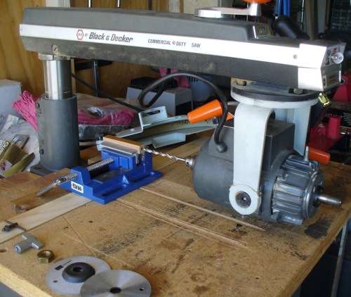 3KW 220V DEWALT BLACK & DECKER RADIAL ARM SAW ON TABLE.