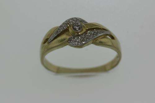 9 CARAT GOLD RING SET WITH DIAMONDS