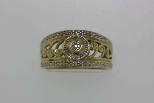 9 CARAT GOLD RING SET WITH DIAMONDS