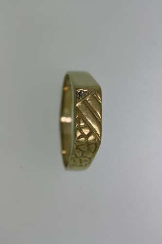 9 CARAT GOLD RING SET WITH DIAMONDS (GENTS)