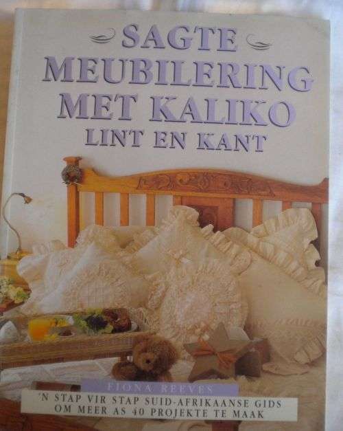 Sagte meubilering met kaliko lint en kant