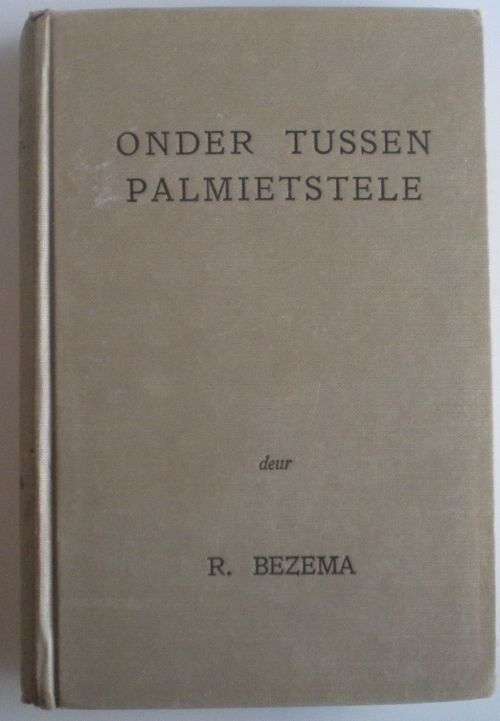 Onder tussen palmietstele deur R Bezema