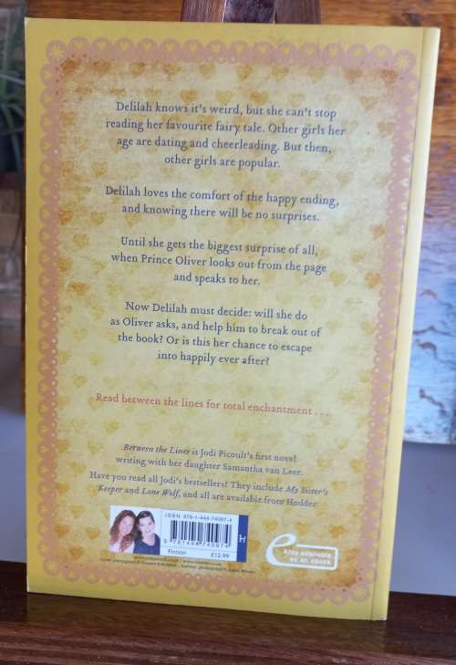 Between the lines by Jodi Picoult and Samantha van Leer