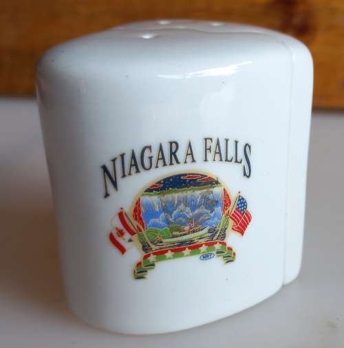 Niagra falls salt and pepper shaker