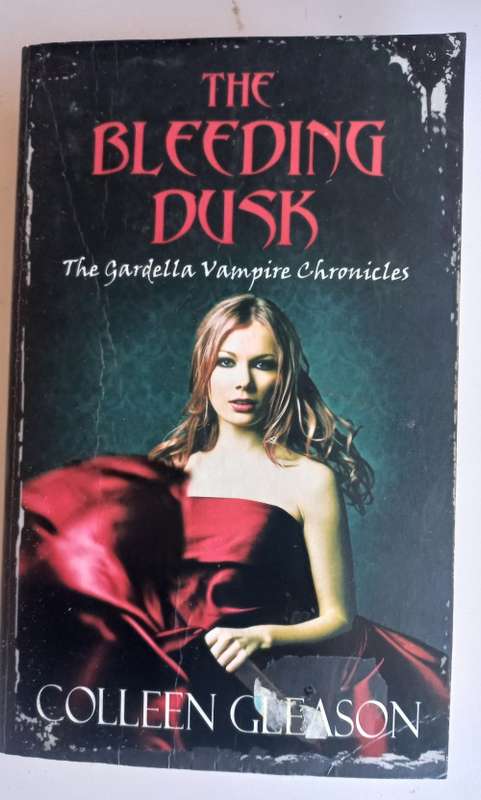 The bleeding dusk by Colleen Gleason