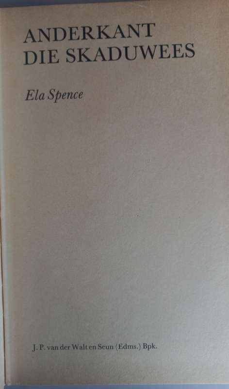 Anderkant die skaduwees deur Ela Spence