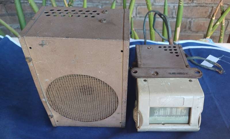 Vintage car radio and speaker for spares or repairs