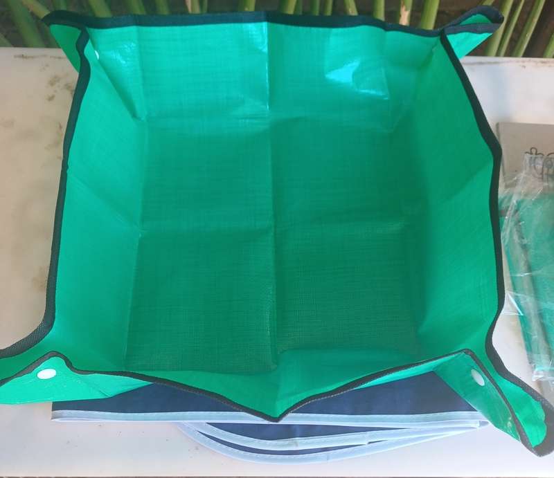 Plant repotting mat