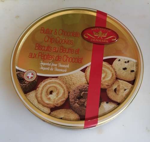 Butter and chocolate chip cookies tin