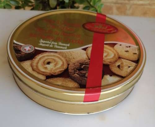 Butter and chocolate chip cookies tin