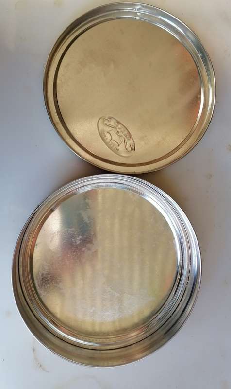 Butter and chocolate chip cookies tin
