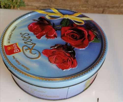 Bisca roses tin