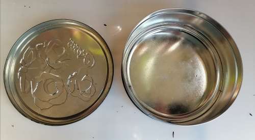 Bisca roses tin