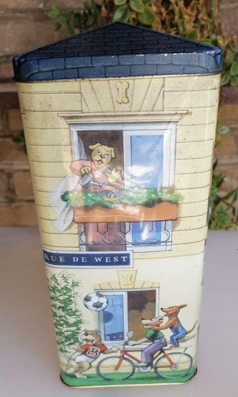 Beeno biscuit tin