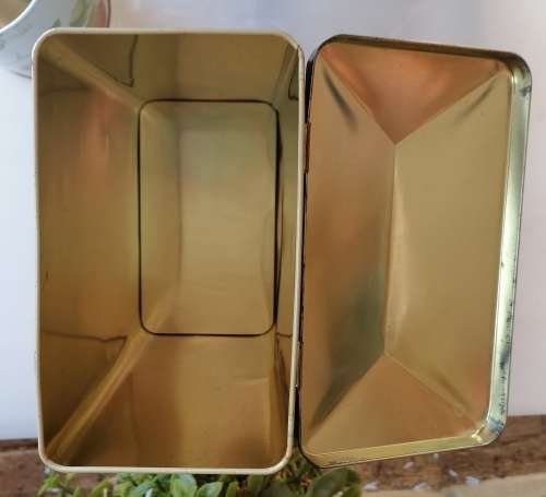Beeno biscuit tin